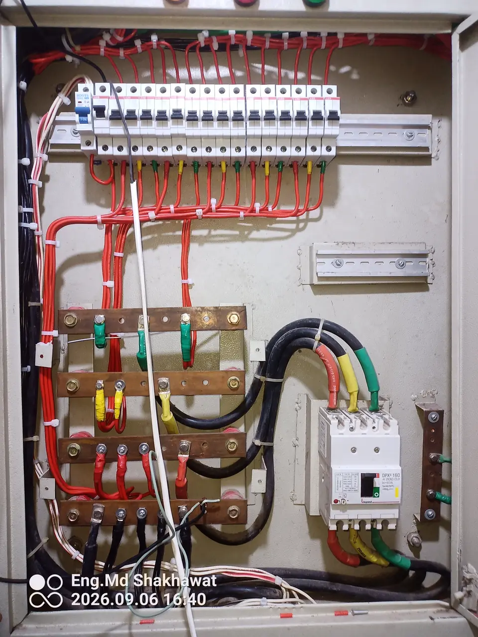 Distribution board wiring with labelled breakers